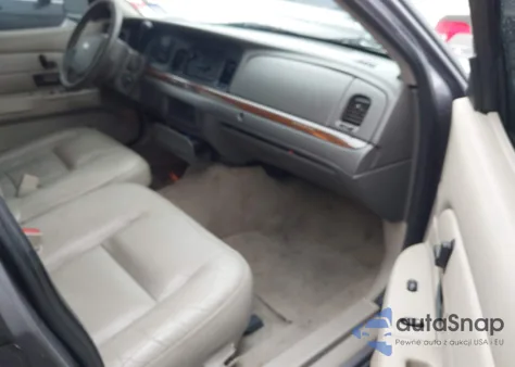 2000 Ford Crown Victoria from USA, damaged, VIN 2FAFP73W2YX158213